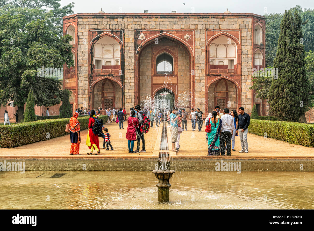 Delhi, Indien - 10.November 2018: Touristen, Humayun Tomb komplexe UNESCO-Weltkulturerbe im 16. Jahrhundert erbaut und in Nizamuddin Ost, D Stockfoto