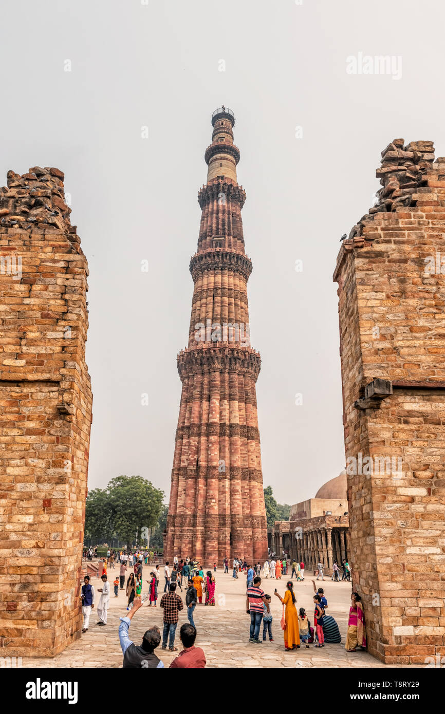 Delhi, Indien - 10.November 2018: Touristen, Qutub oder Qutab das höchste Minarett der Welt aus Ziegel, 73 Meter hoch. Es ist UNESCO-Er Stockfoto