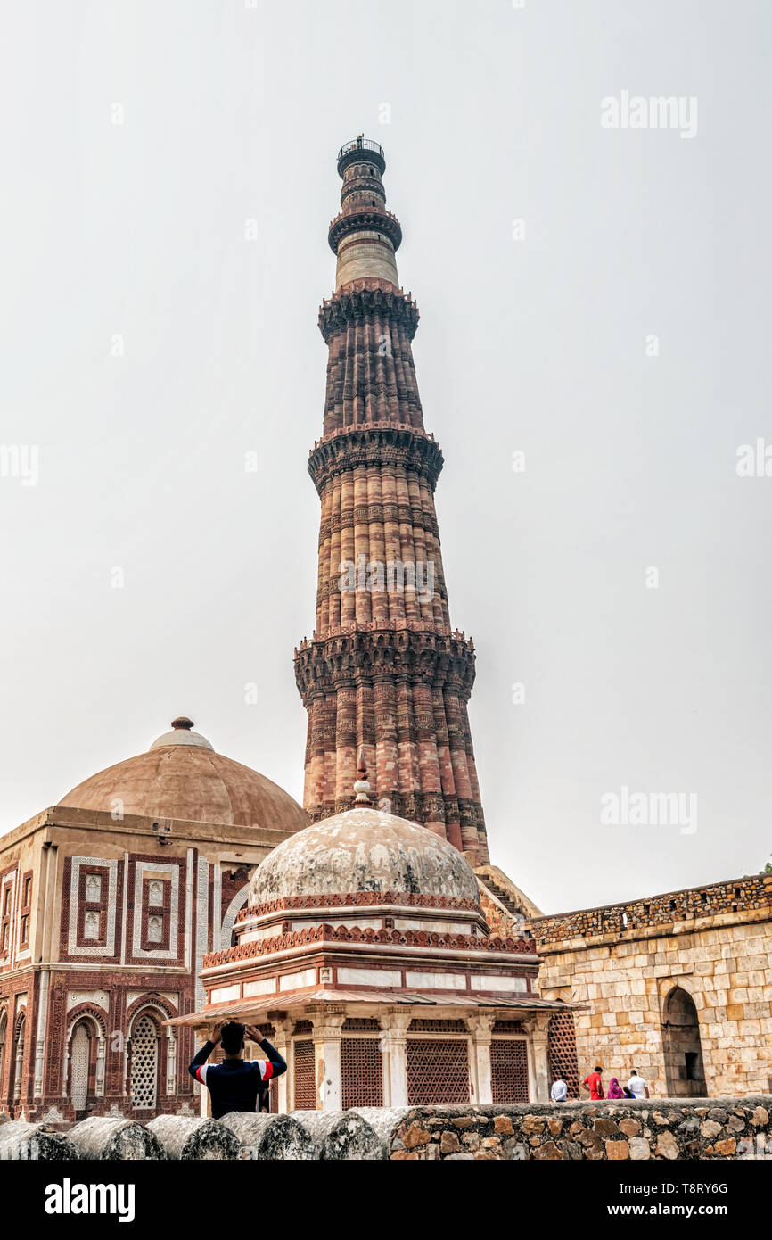 Delhi, Indien - 10.November 2018: Touristen, Qutub oder Qutab das höchste Minarett der Welt aus Ziegel, 73 Meter hoch. Es ist UNESCO-Er Stockfoto