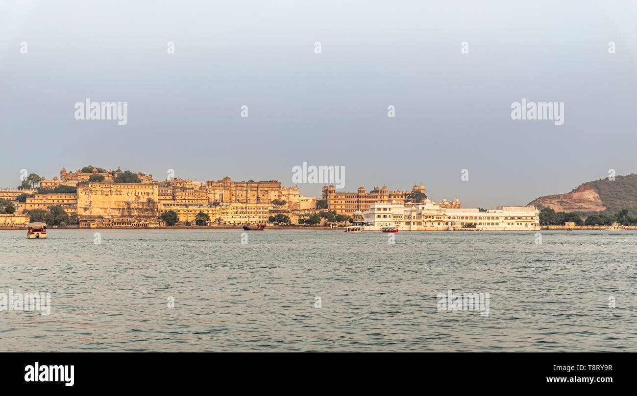 Querformat in Udaipur City Palace vom Lake Pichola. Udaipur, Rajasthan, Indien Stockfoto