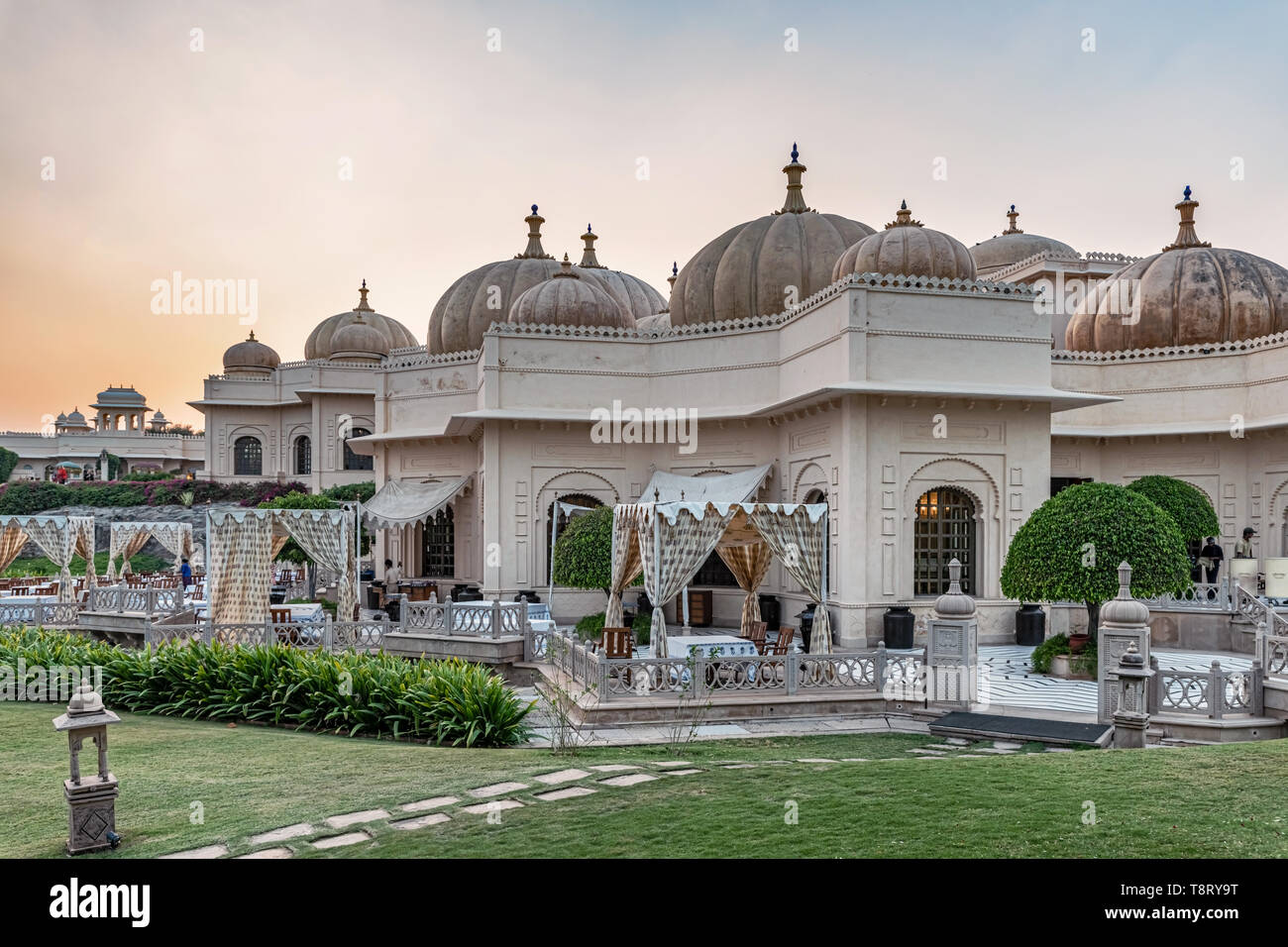 Blick auf den Sonnenuntergang über das Luxushotel auf der Lake Pichola in Udaipur, Indien Stockfoto