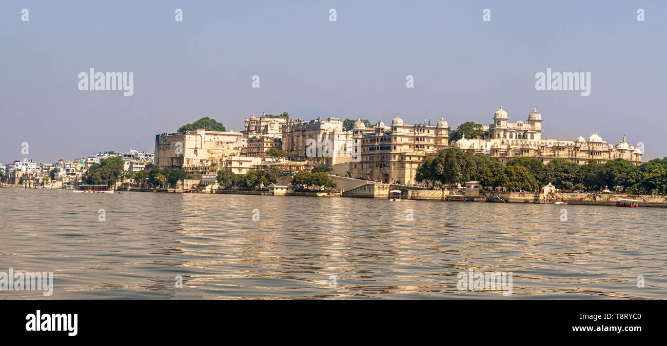 Blick auf das Gebäude und Paläste entlang der See Pichola, Udaipur, Rajasthan, Indien. Stockfoto