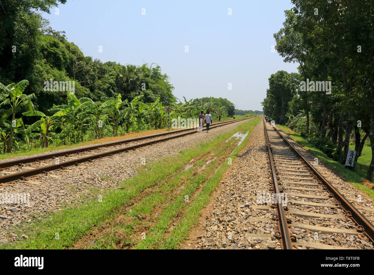 Die Dhaka-Chittagong zweigleisigen Bahnstrecke in Narsingdi, Bangladesch Stockfoto