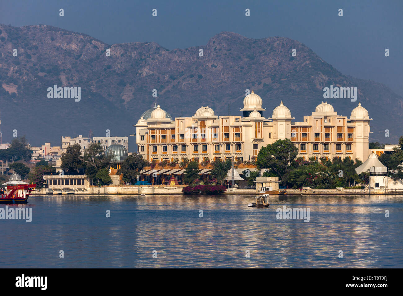 UDAIPUR, INDIEN - November 23, 2012: See Pichola mit City Palace in Udaipur, Rajasthan, Indien Stockfoto