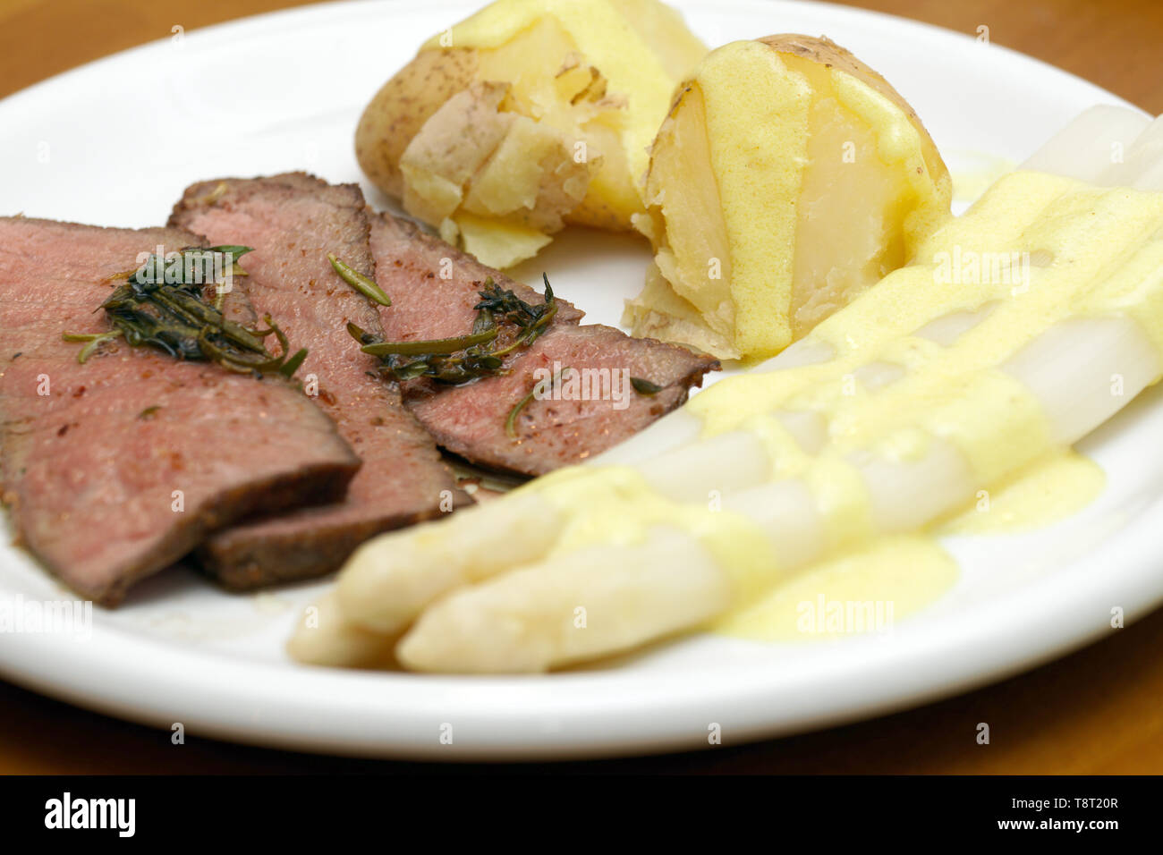 Roastbeef mit Spargel und Kartoffeln Stockfoto