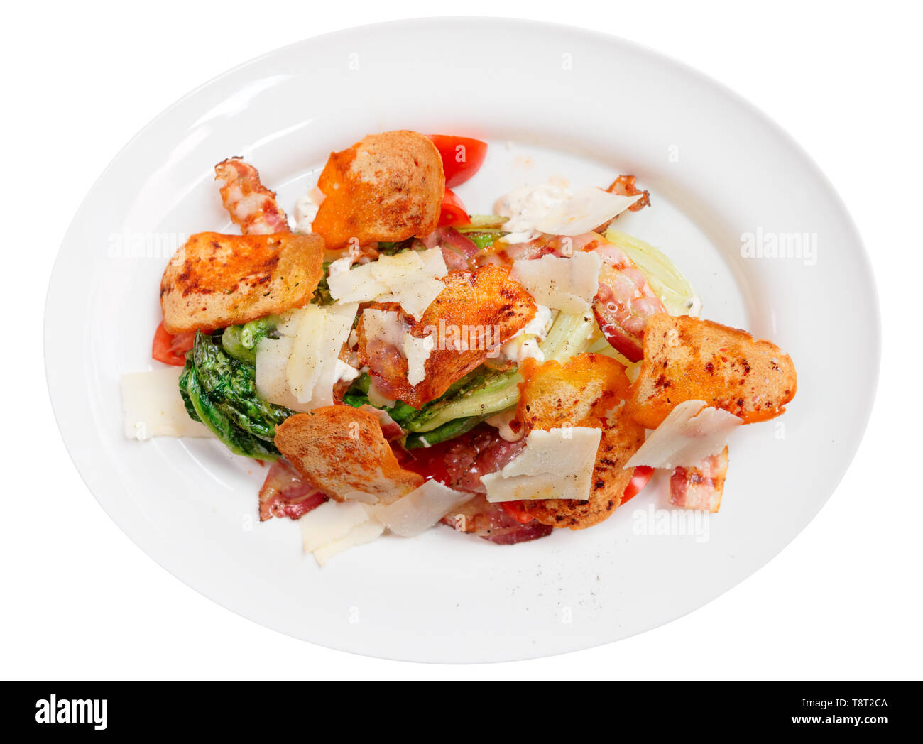 Kreative Caesar Salat in der Platte, isoliert auf weißem Stockfoto