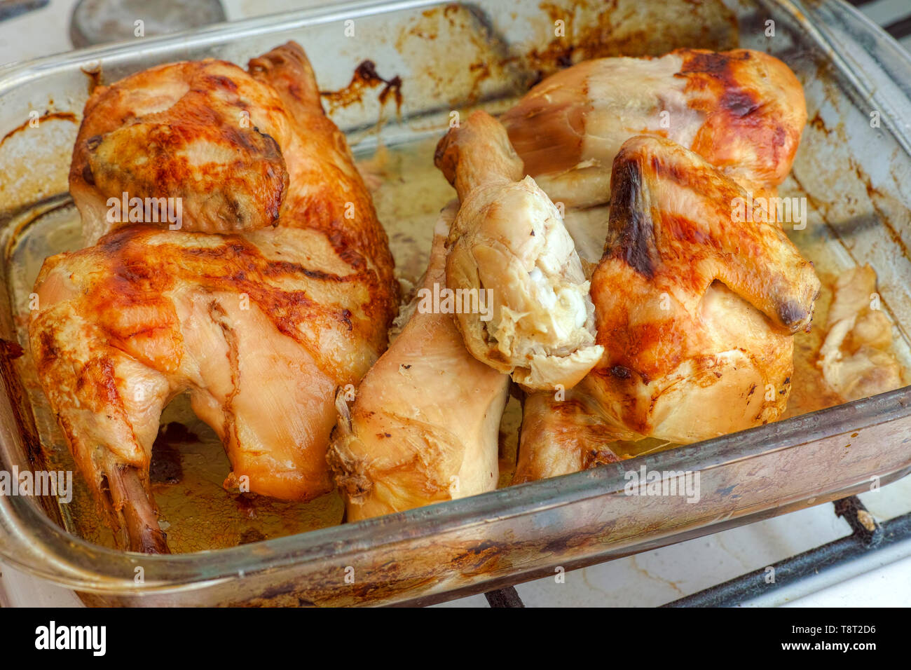 Gebratenes Huhn in einem Glas Backblech Hautnah. Stockfoto