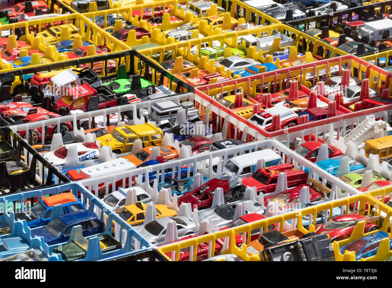 Spielzeugautos in Kunststoffschalen für den Verkauf auf der einen Stall an einem Auto zeigen, Großbritannien Stockfoto