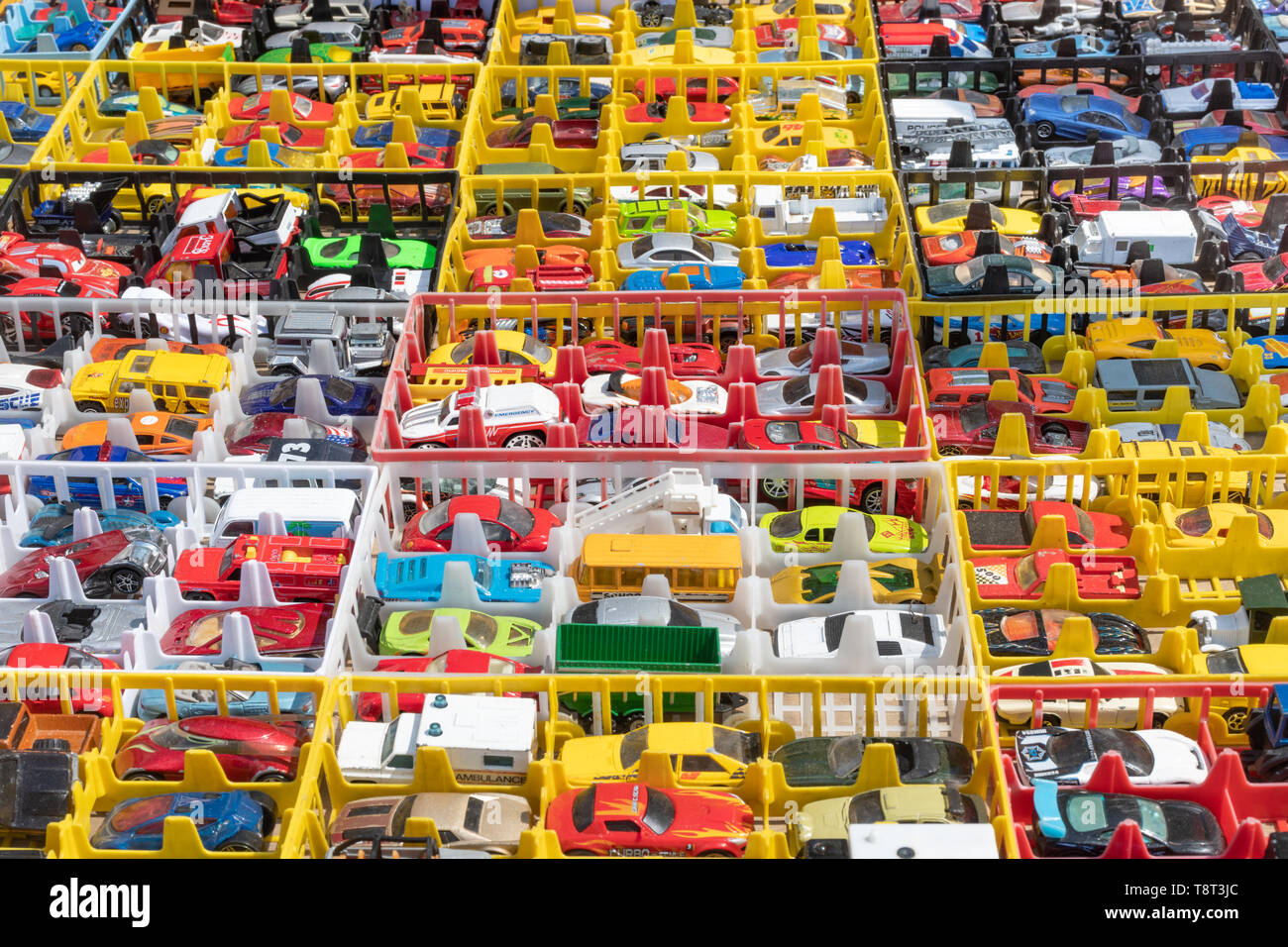 Spielzeugautos in Kunststoffschalen für den Verkauf auf der einen Stall an einem Auto zeigen, Großbritannien Stockfoto
