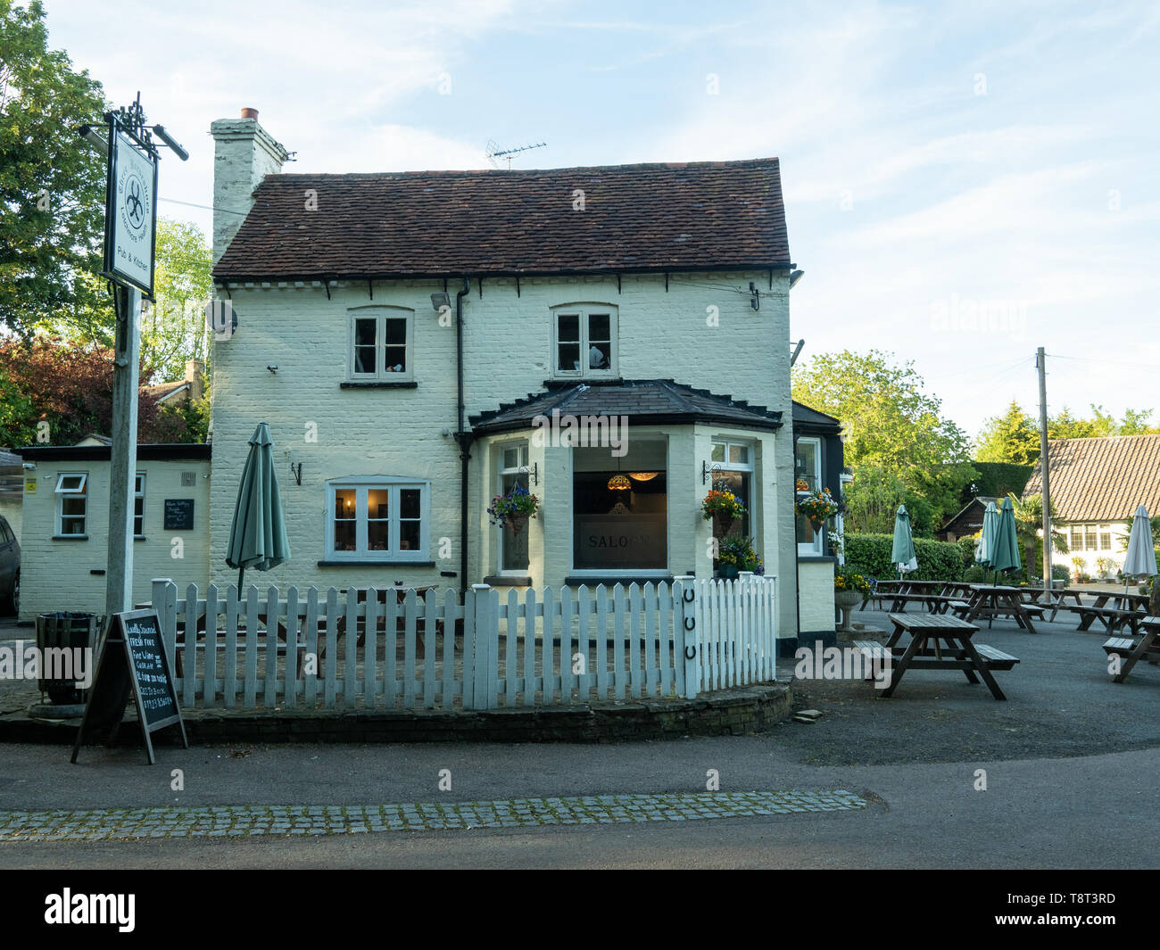 Urige traditionelle Kneipe im Dorf Letchmore Heath in Hertfordshire, England Stockfoto