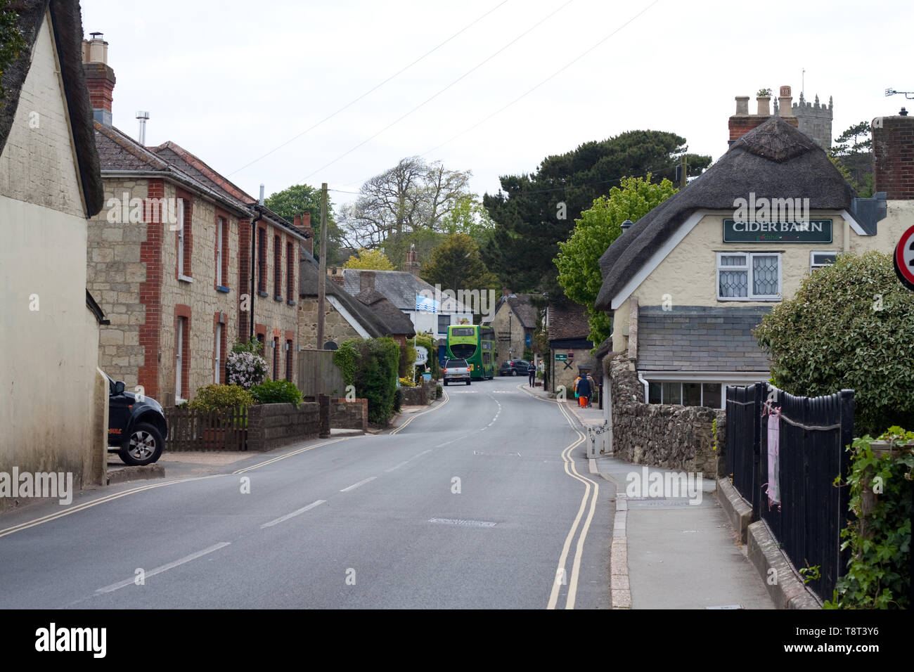 Ein Blick auf die Hauptstraße im Godshill, Isle of Wight Stockfoto