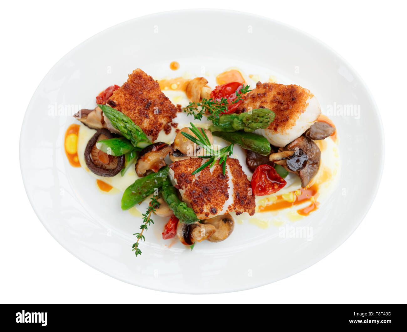 Fischfilet mit Champignons und Spargel, isoliert Stockfoto