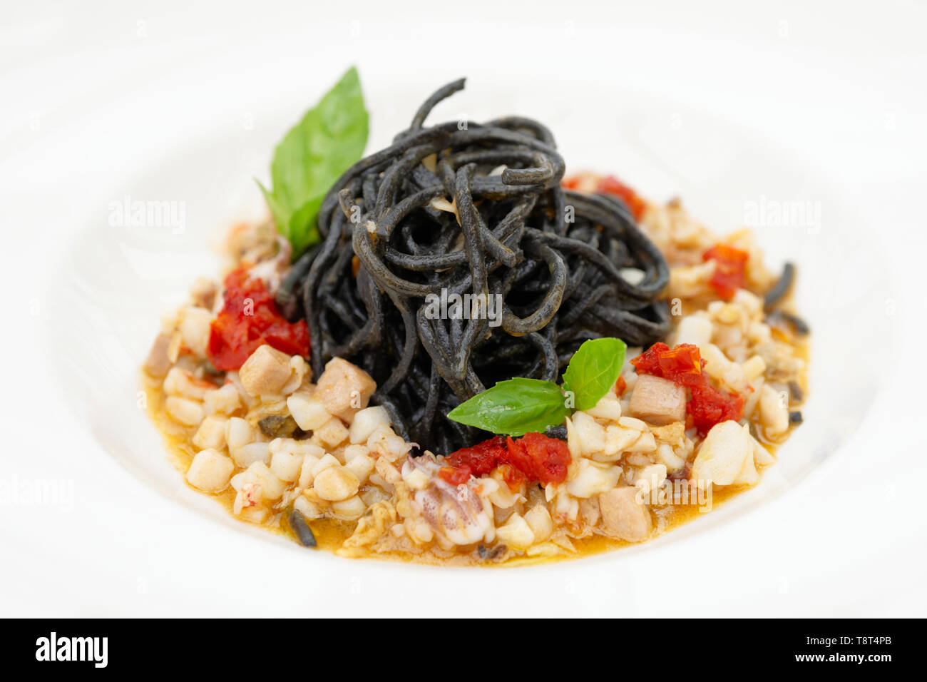 Schwarzes Tintenfisch Nudeln mit Meeresfrüchten, close-up Stockfoto