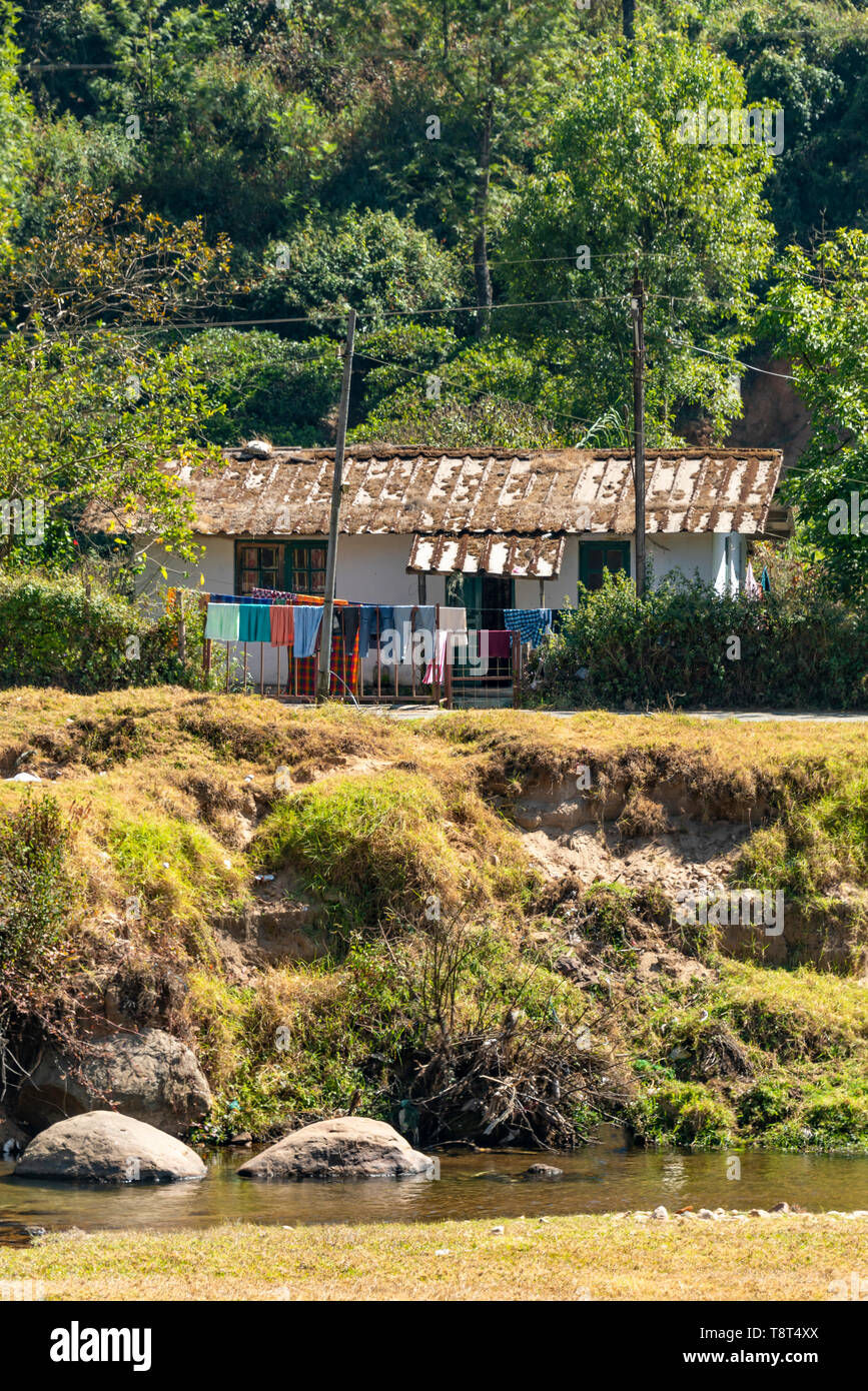 Vertikale Sicht auf ein kleines Haus auf einem Hügel in Munnar, Indien. Stockfoto