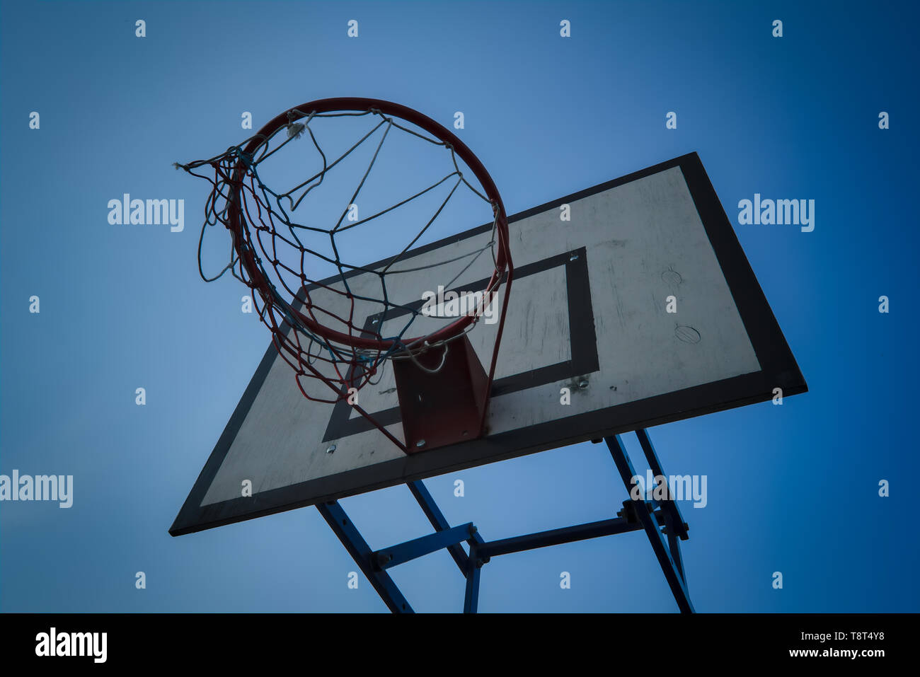 Basketball Korb auf und blauer Himmel. Basketball Korb und Brett auf dem  Hintergrund des blauen Himmels. Basketballkorb und Backboard gegen den  blauen Himmel Stockfotografie - Alamy