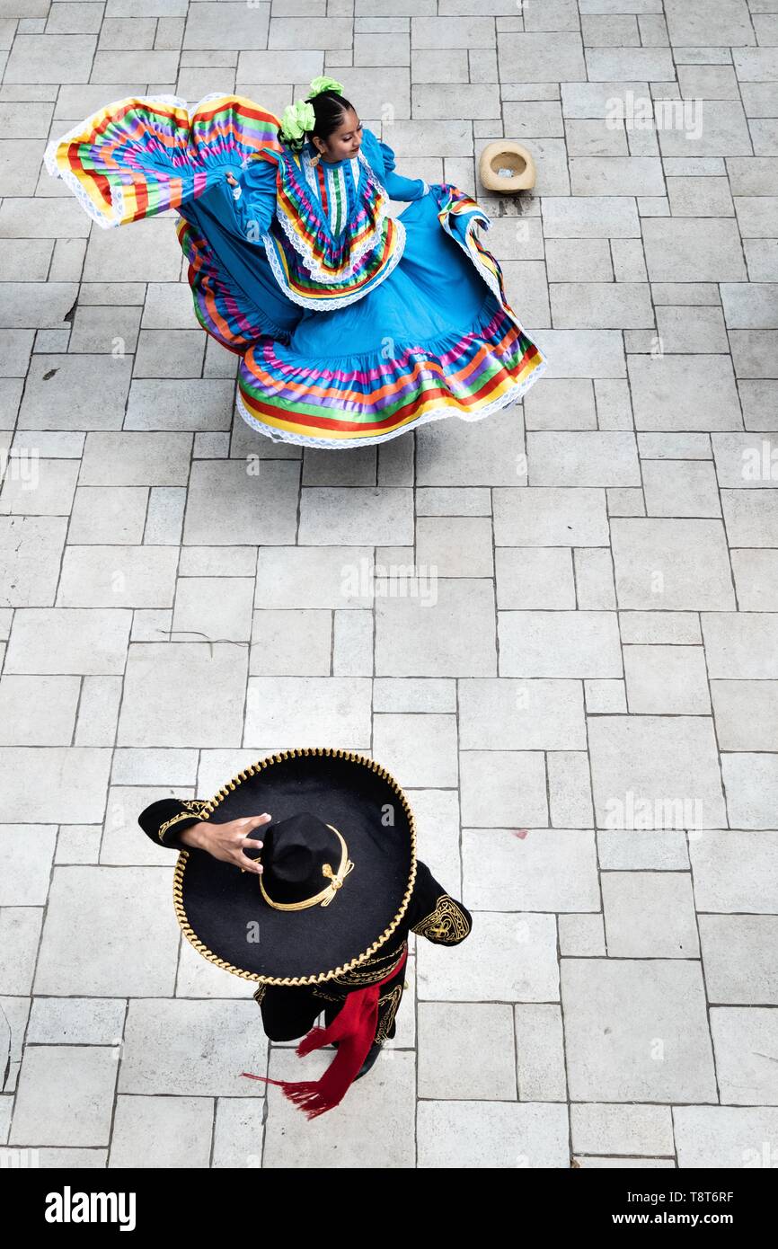 Kostümierte mexikanische Tänzer der traditionellen Jarabe Tapatío Volkstanz in der Plaza Central Israel Tellez Park in Papantla, Veracruz, Mexiko. Stockfoto