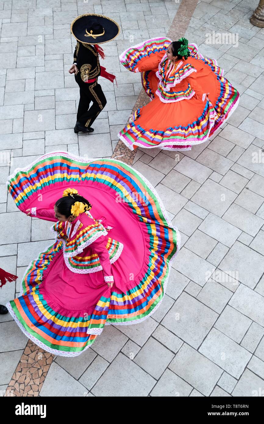 Kostümierte mexikanische Tänzer der traditionellen Jarabe Tapatío Volkstanz in der Plaza Central Israel Tellez Park in Papantla, Veracruz, Mexiko. Stockfoto