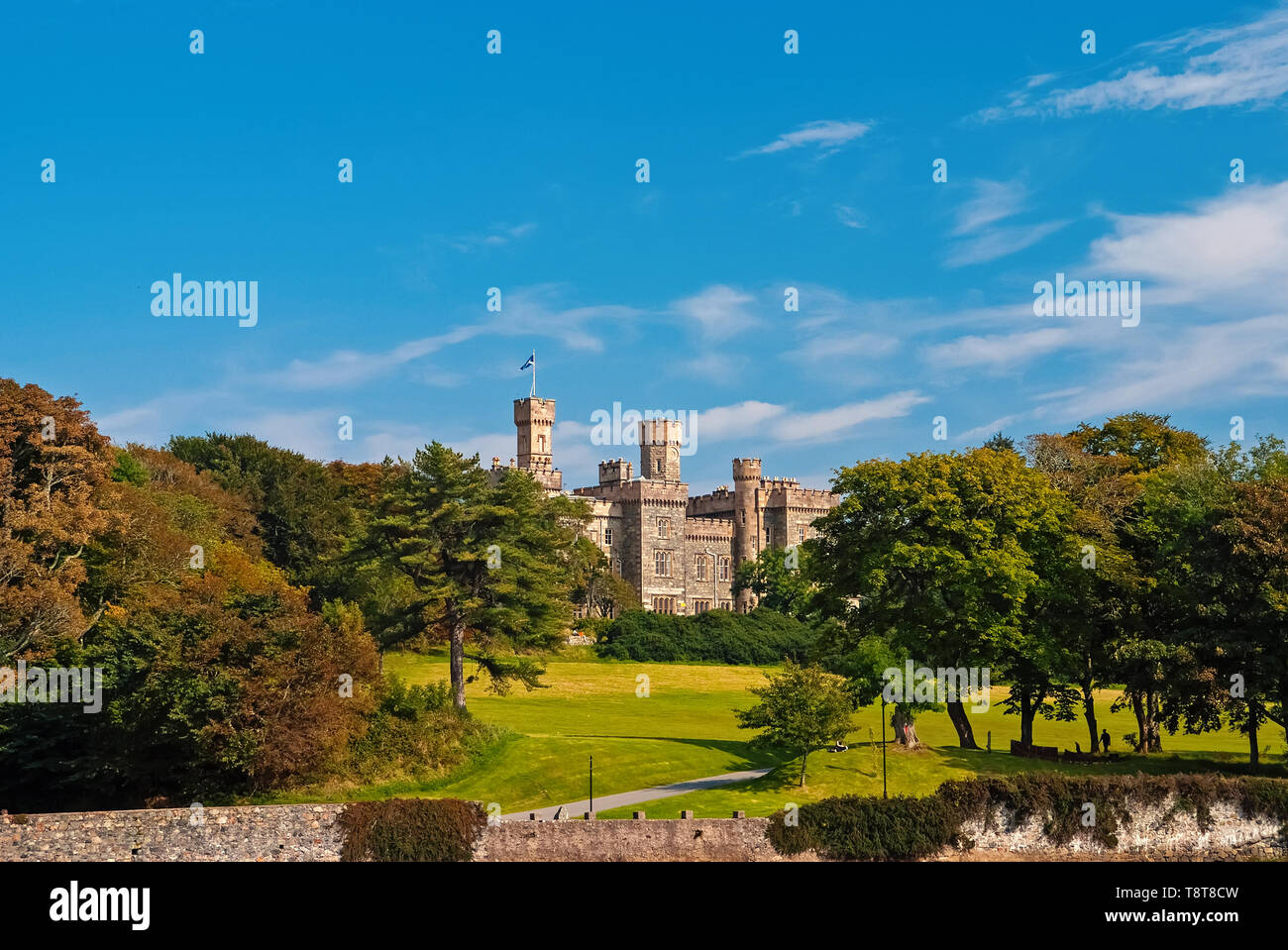 Lews Castle auf Immobilien Landschaft in Stornoway, Vereinigtes Königreich. Schloss mit grüne Gelände am blauen Himmel. Hotel im viktorianischen Stil, Architektur und Design. Sehenswürdigkeiten und Attraktionen. Sommer Urlaub und Fernweh. Stockfoto