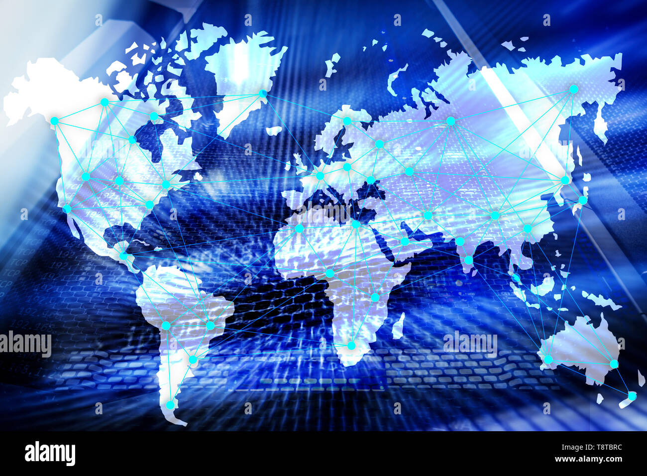 Internet und Telekommunikation Konzept mit Weltkarte auf serverraum Hintergrund. Stockfoto