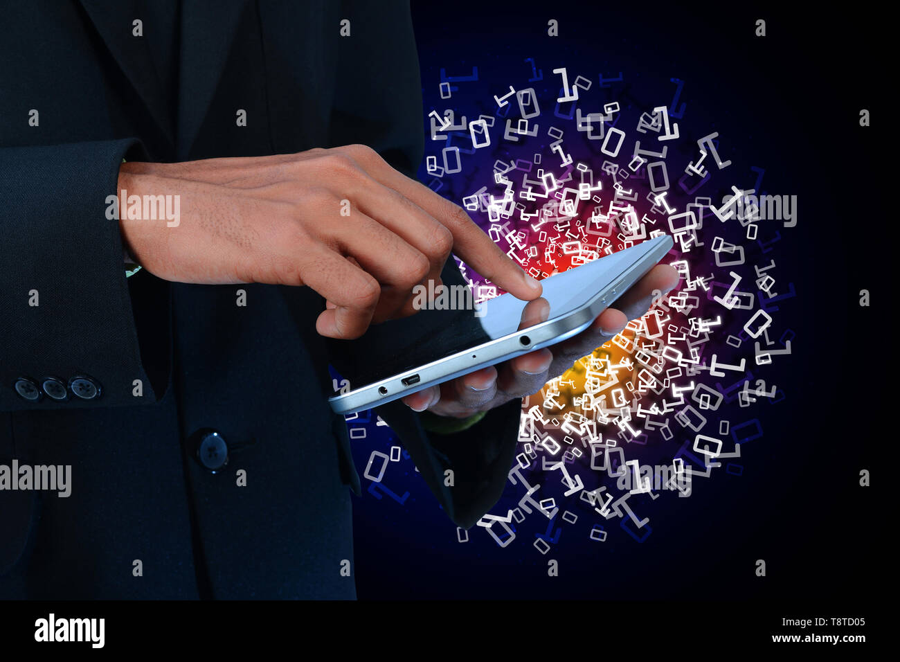 Der Mensch, der die binäre Ziffern mit Tablet-PC Stockfoto