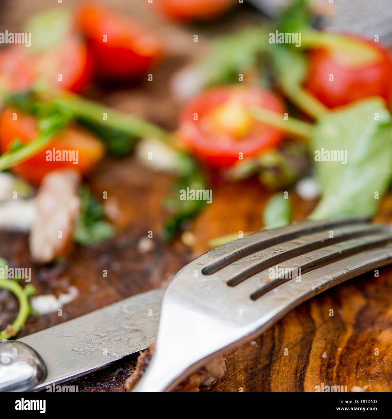 Fibnished Salat Reste von einer Mahlzeit mit Messer und Gabel Stockfoto