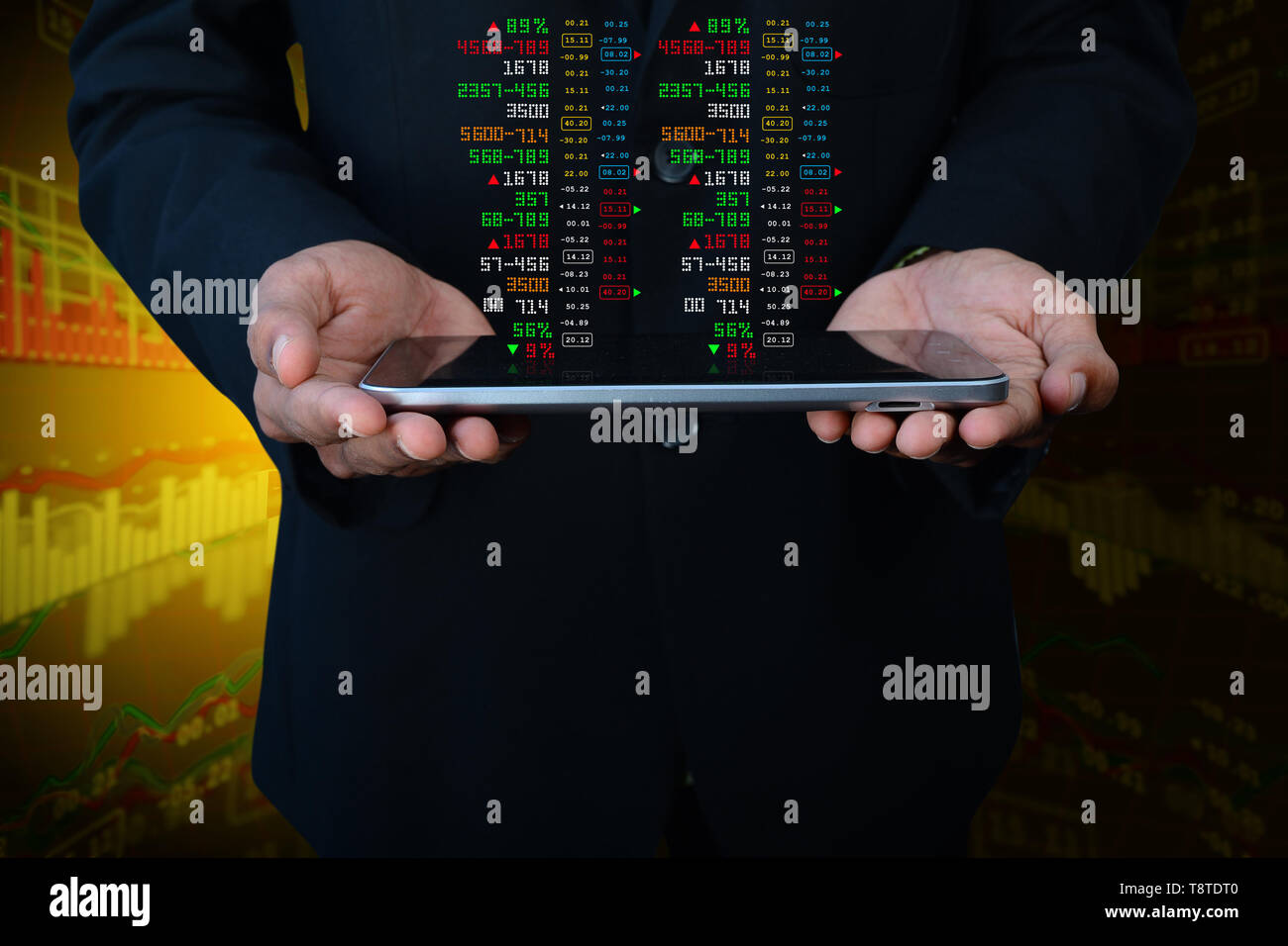 Business mann Berechnung der digitalen Tablet Stockfoto