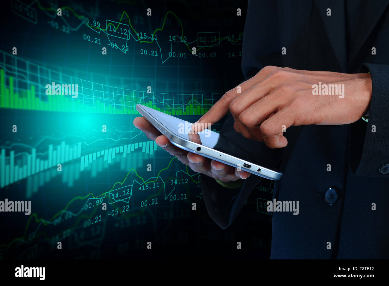 Business mann Berechnung der digitalen Tablet Stockfoto