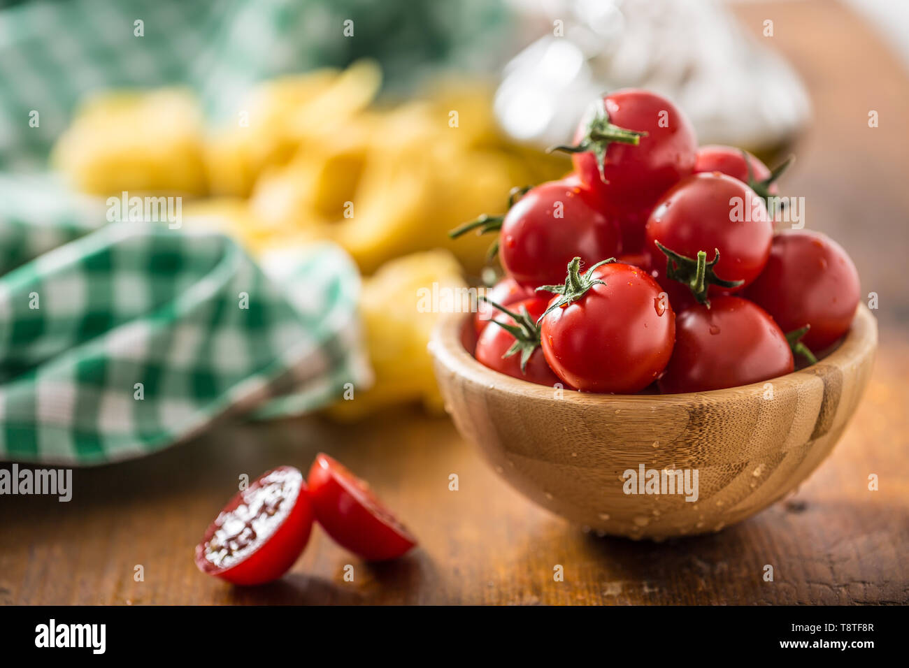 Frische Tomaten in Houten auf hölzernen Tisch Stockfoto