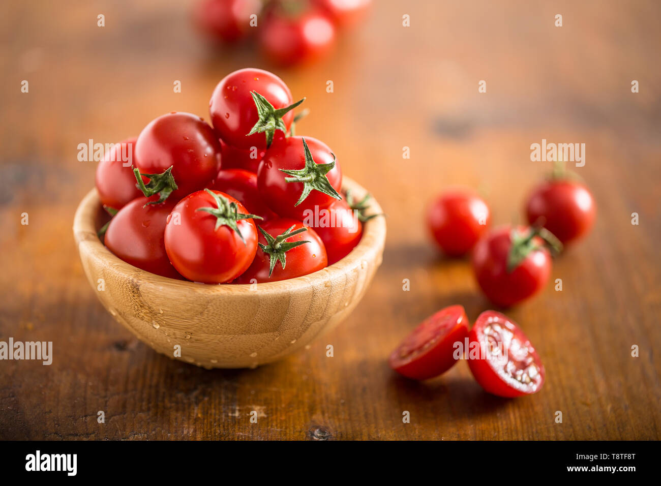Frische Tomaten in Houten auf hölzernen Tisch Stockfoto