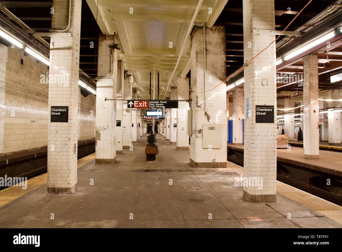 Leer New York City U-Plattformen an der Chambers Street Station Stockfoto