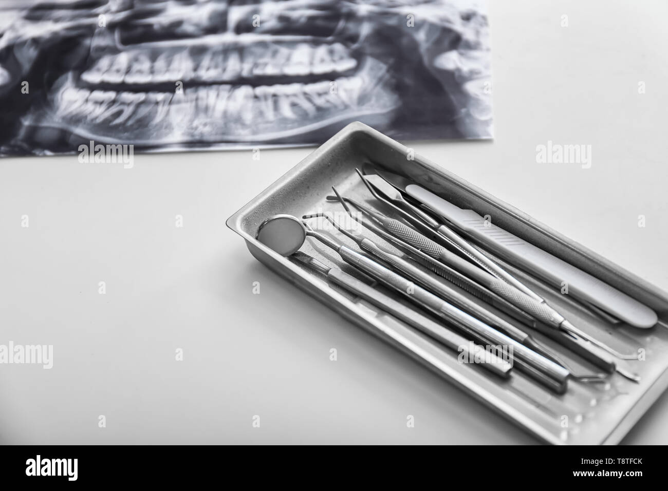 Fach mit Tools der Zahnarzt auf Licht Tabelle Stockfoto