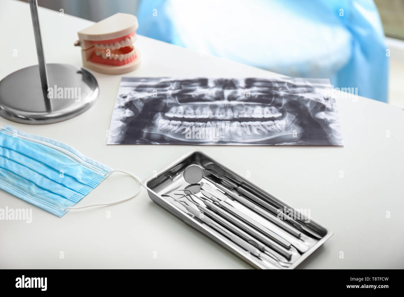 Fach mit Tools von Zahnarzt und roentgenography auf Licht Tabelle in der Arztpraxis Stockfoto