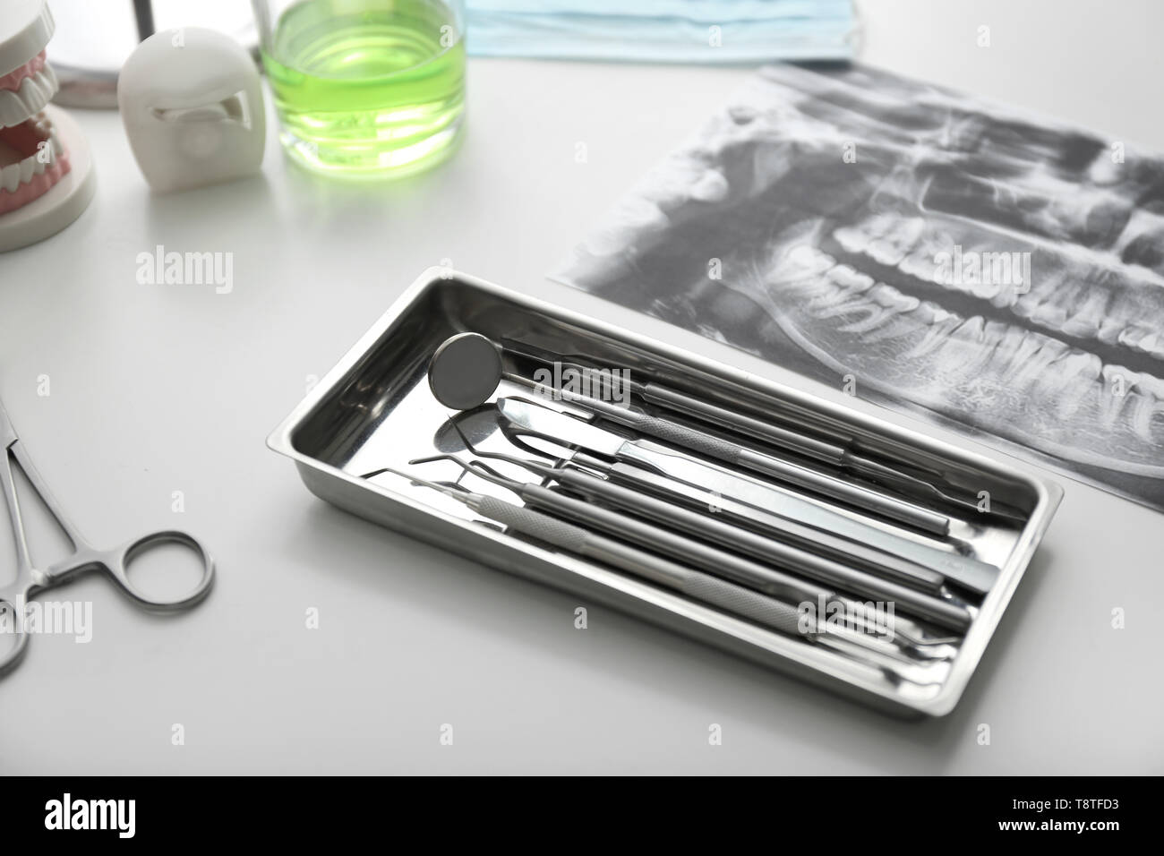 Fach mit Tools der Zahnarzt auf Licht Tabelle in der Arztpraxis Stockfoto