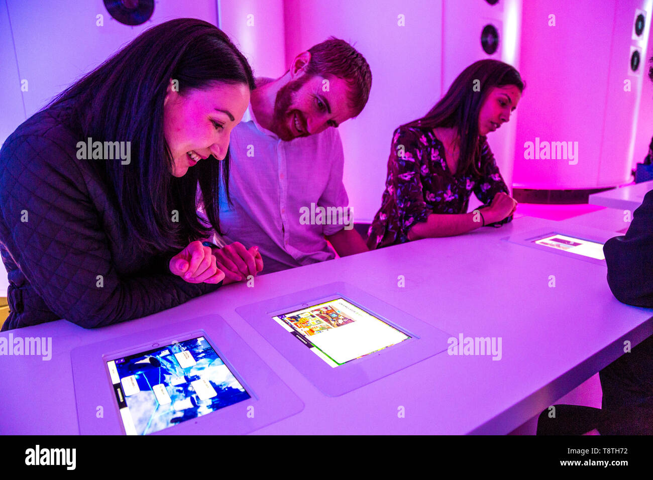 Die Menschen spielen, VR-Spiele und Bestellung von Getränken auf iPads in den Tabellen eingebettet in der Anderswelt Virtual Reality Arcade und Bar, London, UK Stockfoto