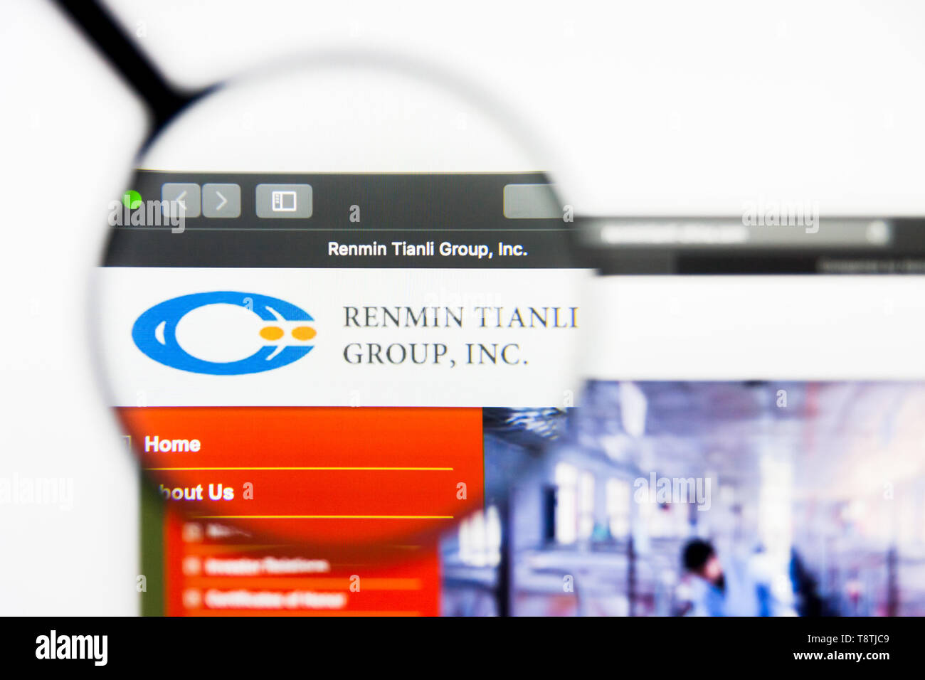 Richmond, Virginia, USA - 9. Mai 2019: Illustrative Leitartikel der RENMIN TIANLI Homepage. RENMIN TIANLI Logo auf dem Bildschirm sichtbar. Stockfoto