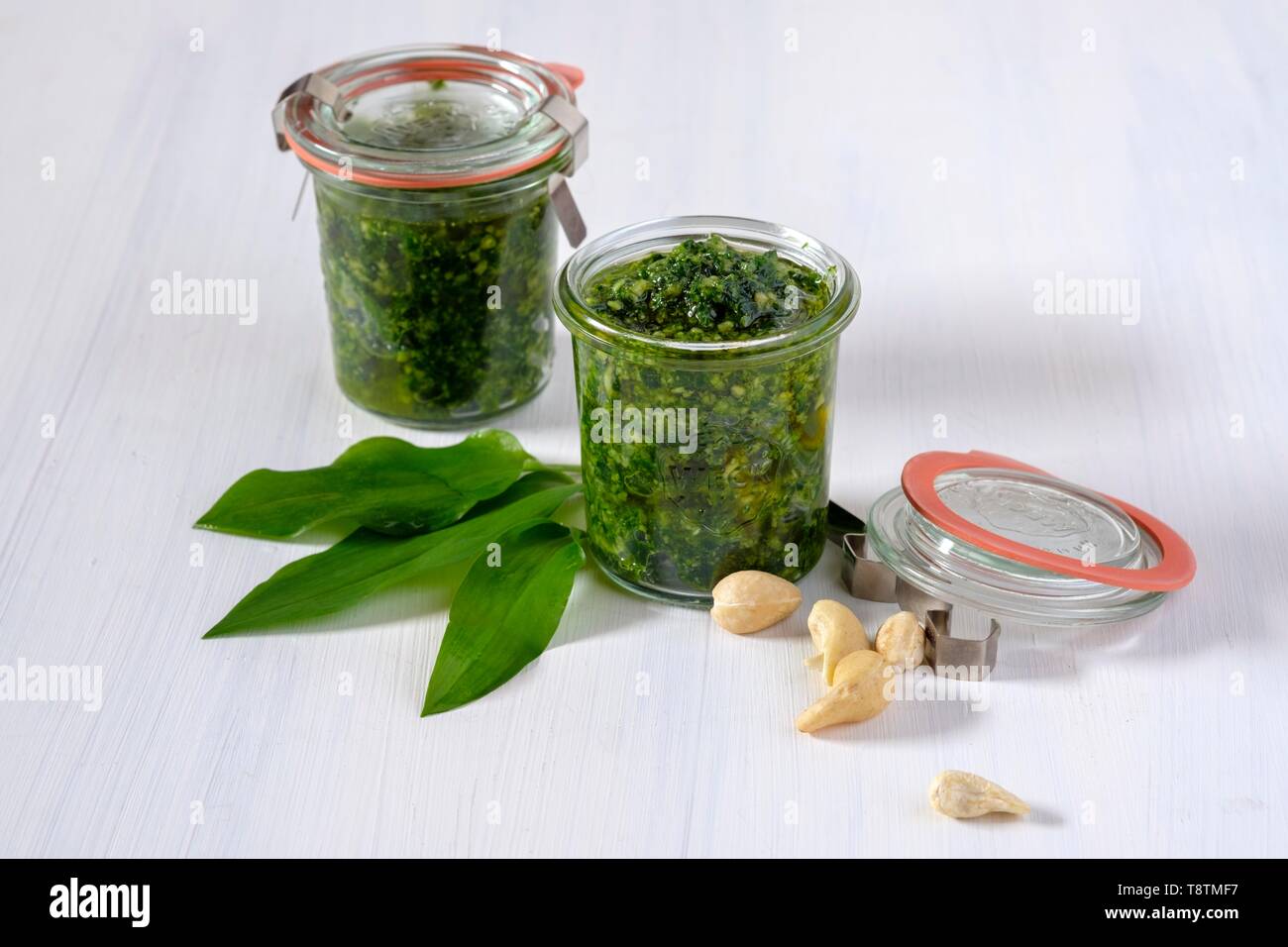 Ramsom (Allium ursinum), Blätter neben Einmachglas, pesto mit ramsom und Cashewnüsse, Deutschland Stockfoto