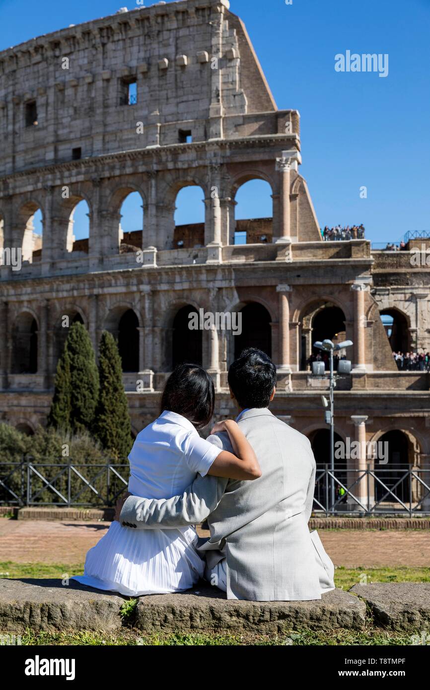Paar am römischen Kolosseum, Rom, Latium, Italien suchen Stockfoto