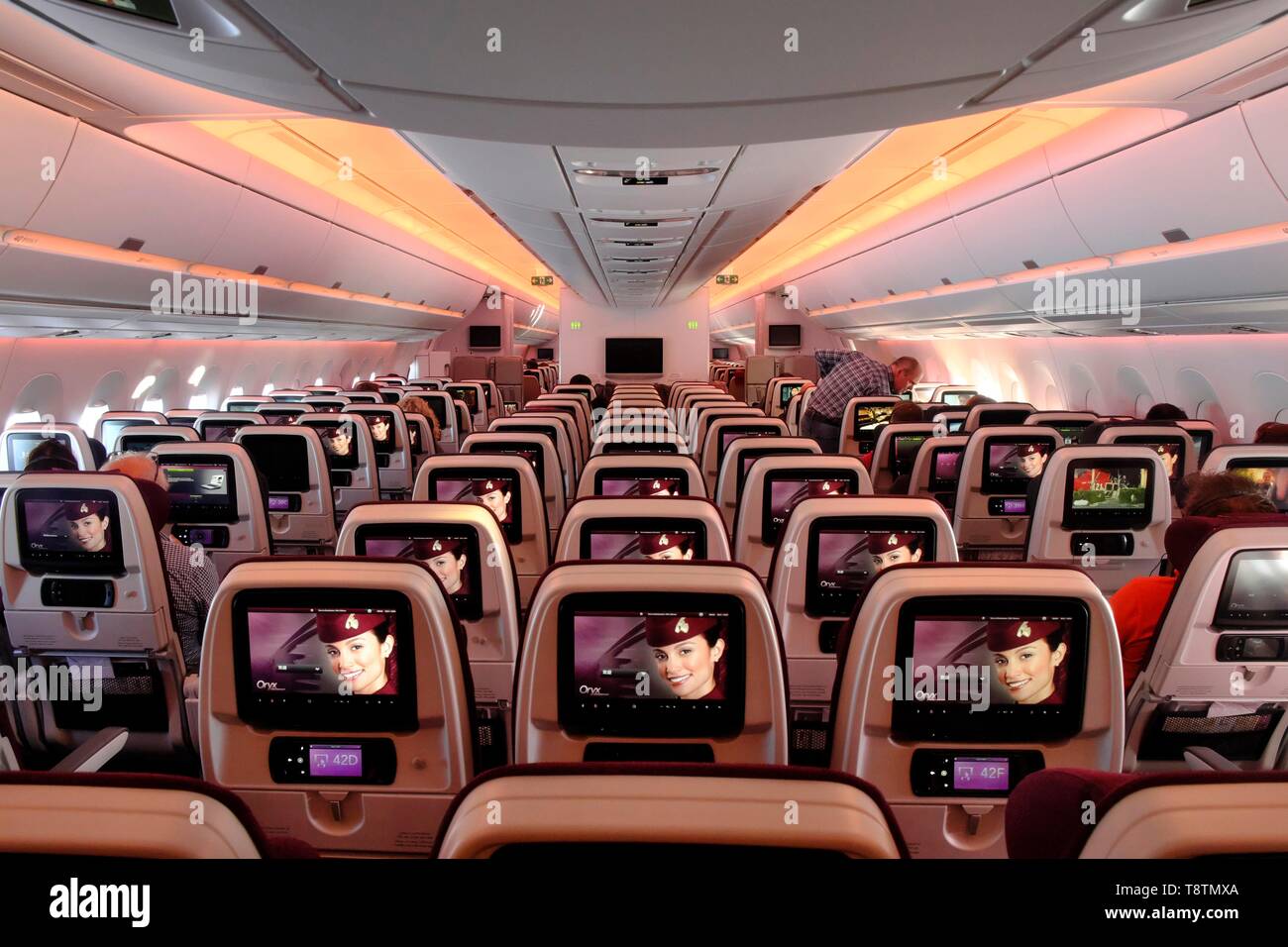 Sitze mit Bildschirmen, Economy Class, Innenansicht, Airbus A350 Qatar Airways, Qatar Stockfoto