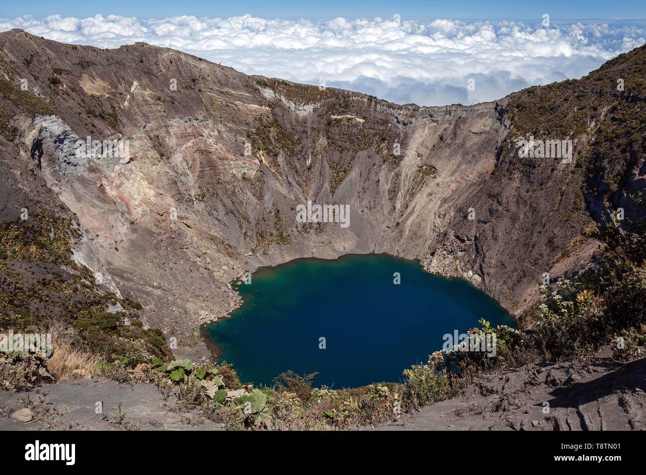 Hauptkrater Vulkan Irazú mit blauen Kratersee, Vulkan Irazu Nationalpark Parque Nacional Volcan Irazu, Provinz Cartago, Costa Rica Stockfoto