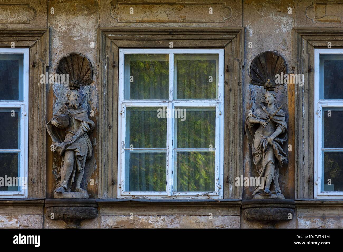Holzskulpturen von Kaiser Heinrich II. und Kaiserin Kunigunde auf einer Fassade eines Hauses zwischen Windows, Bamberg, Oberfranken, Bayern, Deutschland Stockfoto