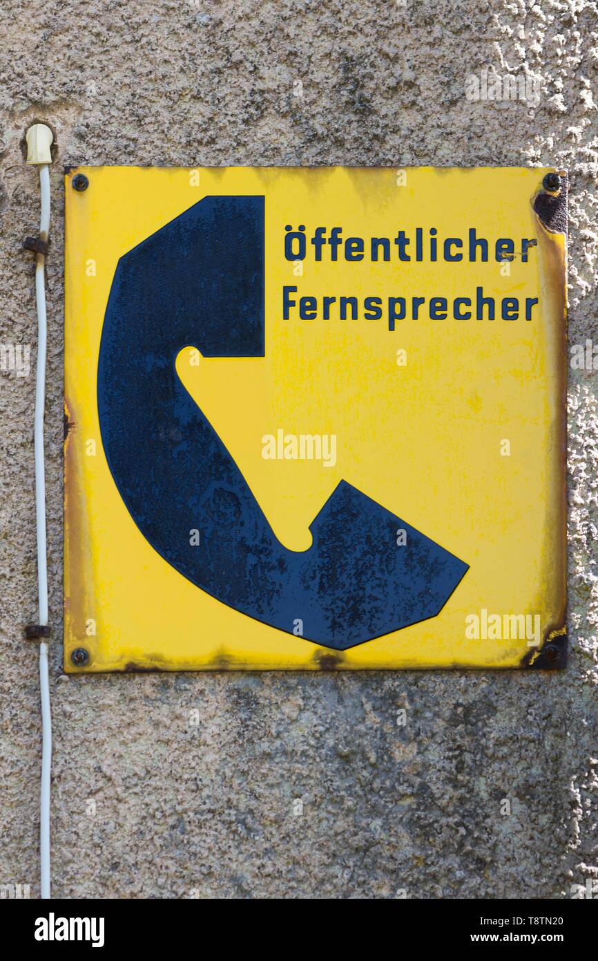 Informationen Zeichen, Zinn, öffentliches Telefon aus den 50er Jahren der Deutschen Post AG auf eine Hauswand, Bayern, Deutschland Stockfoto