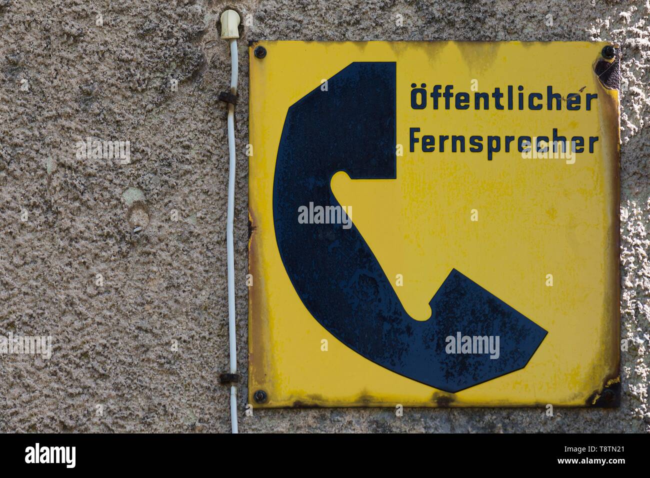 Informationen Zeichen, Zinn, öffentliches Telefon aus den 50er Jahren der Deutschen Post AG auf eine Hauswand, Bayern, Deutschland Stockfoto