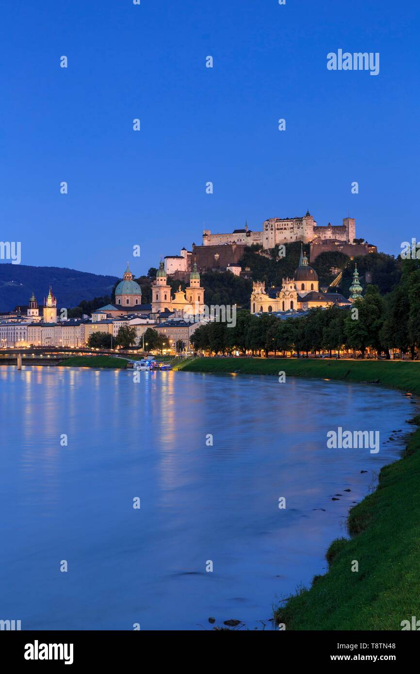 Blick auf die Stadt, Altstadt und Festung Hohensalzburg bei Dämmerung, Salzach, Salzburg, Salzburg Land, Österreich Stockfoto