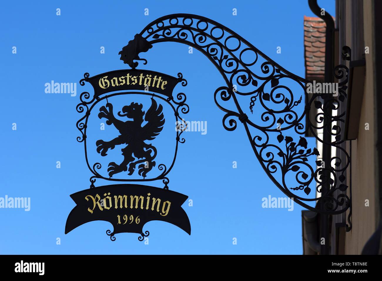 Hängende shop Zeichen für ein Restaurant mit schwarzen Adler, blauer  Himmel, Erlangen, Mittelfranken, Bayern, Deutschland Stockfotografie - Alamy