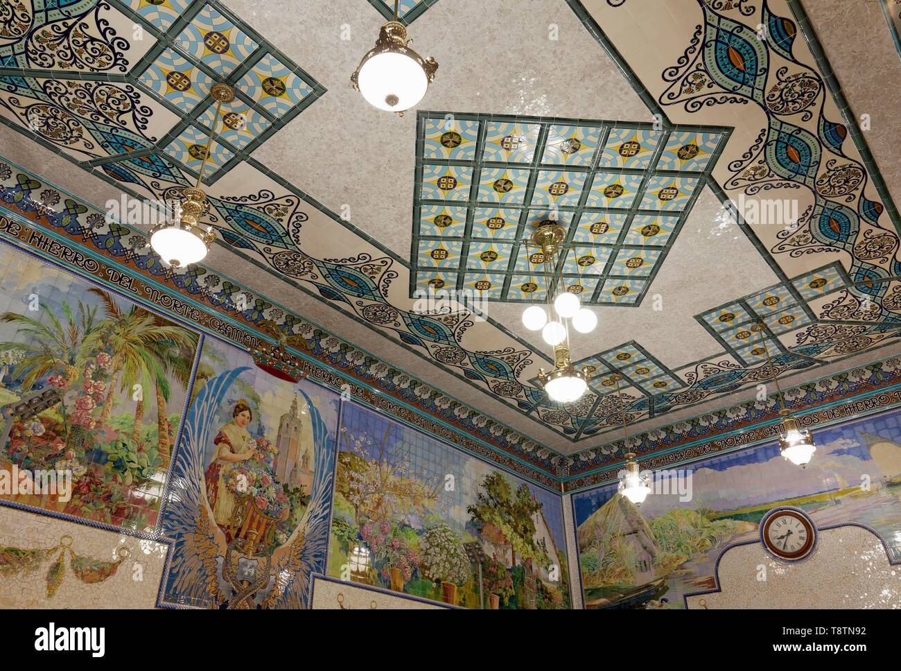 Wand Dekoration mit keramischen Fliesen im Warteraum, Valencia, Modernismus, Hauptbahnhof, Estacio del Nord, Valencia, Provinz Valencia Stockfoto