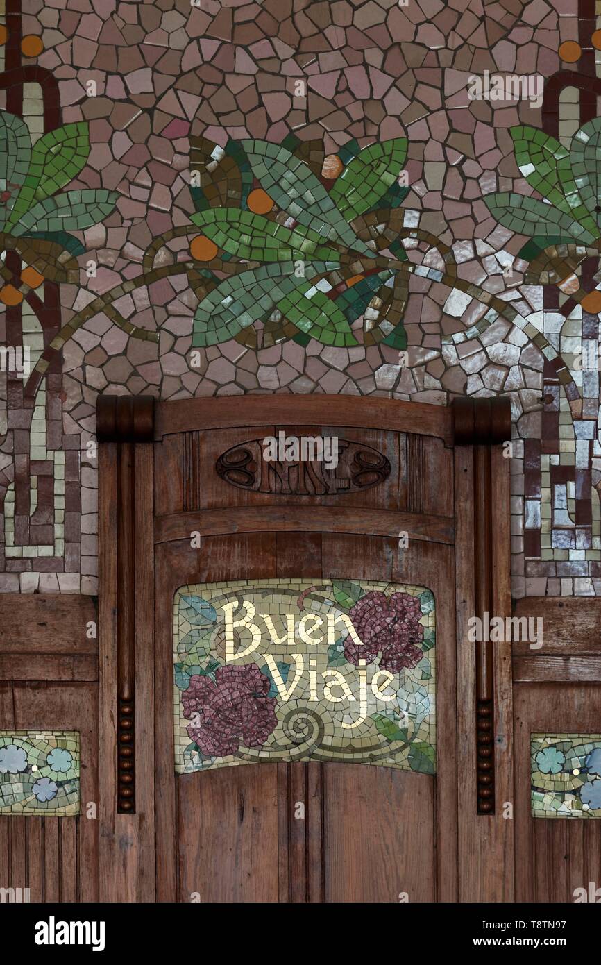 Geblümten wand Mosaik, Trencadis im Wartezimmer, Valencia, Modernismus, Hauptbahnhof, Estacio del Nord, Valencia, Spanien Stockfoto