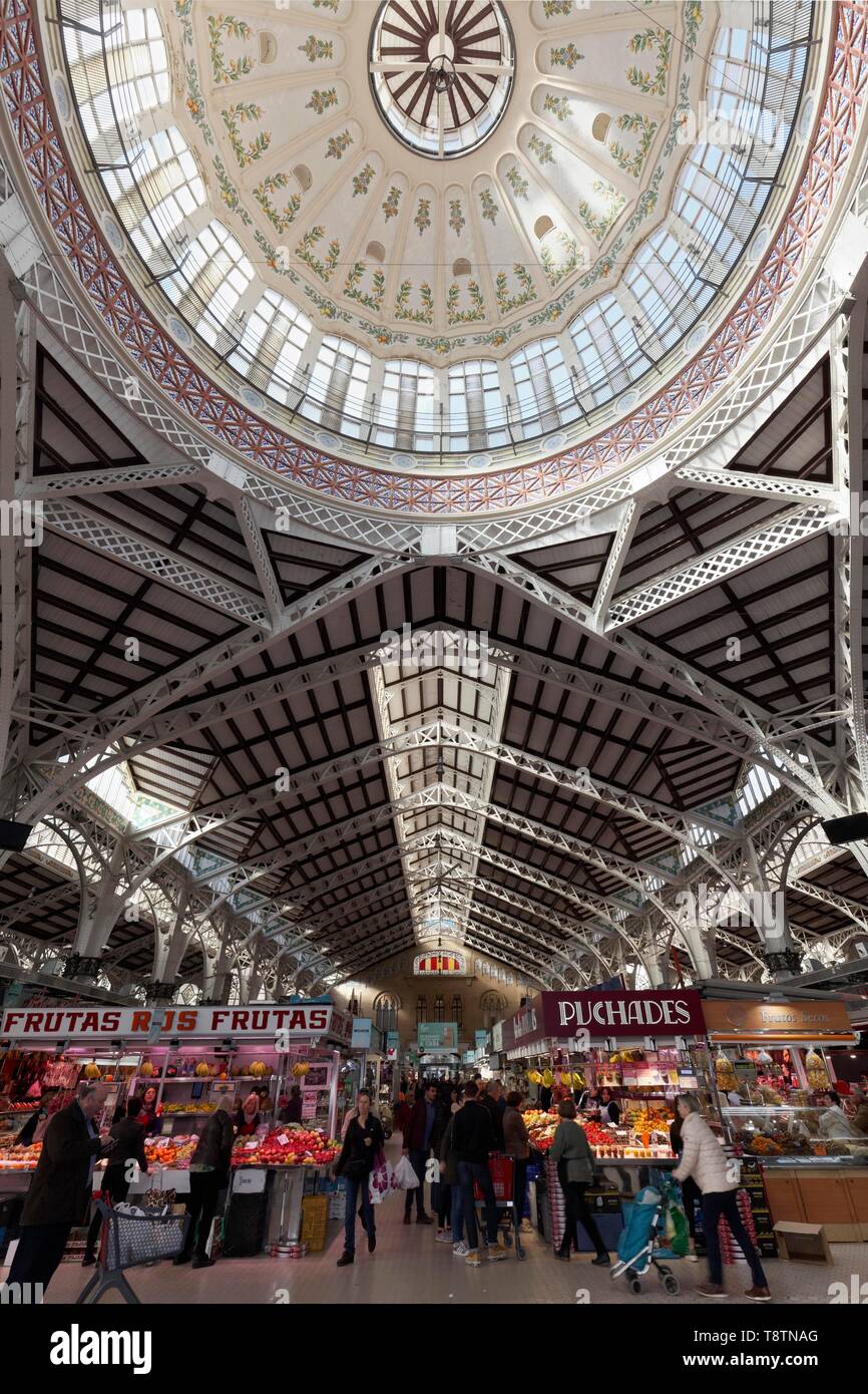 Markthalle mit Menschen einkaufen, Mercat Central, moderne Valencia, Valencia, Spanien Stockfoto