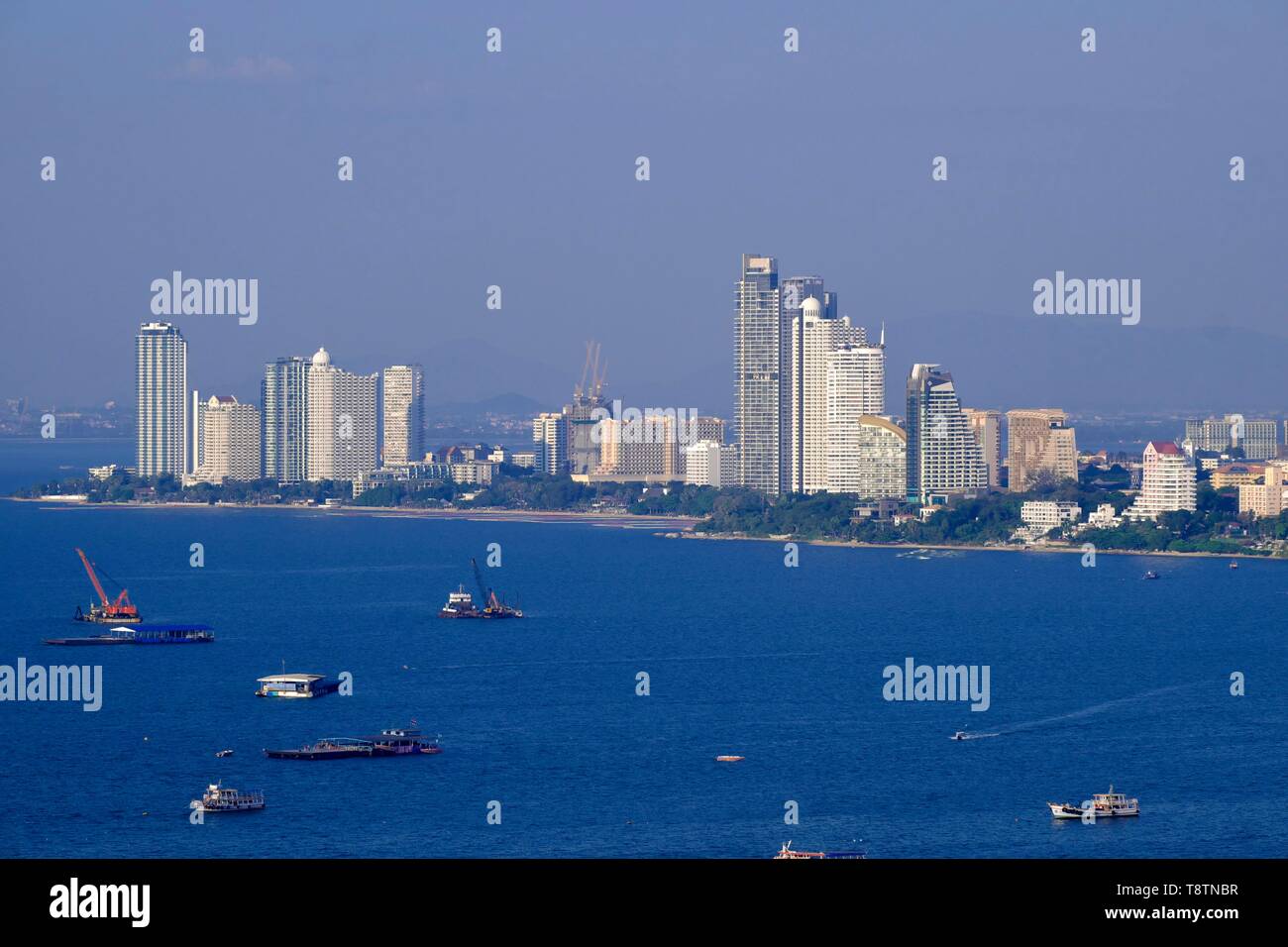 Blick auf die Bucht von Pattaya mit seinen Wolkenkratzern, Stadtteil Naklua, Pattaya, Chonburi, Thailand Stockfoto