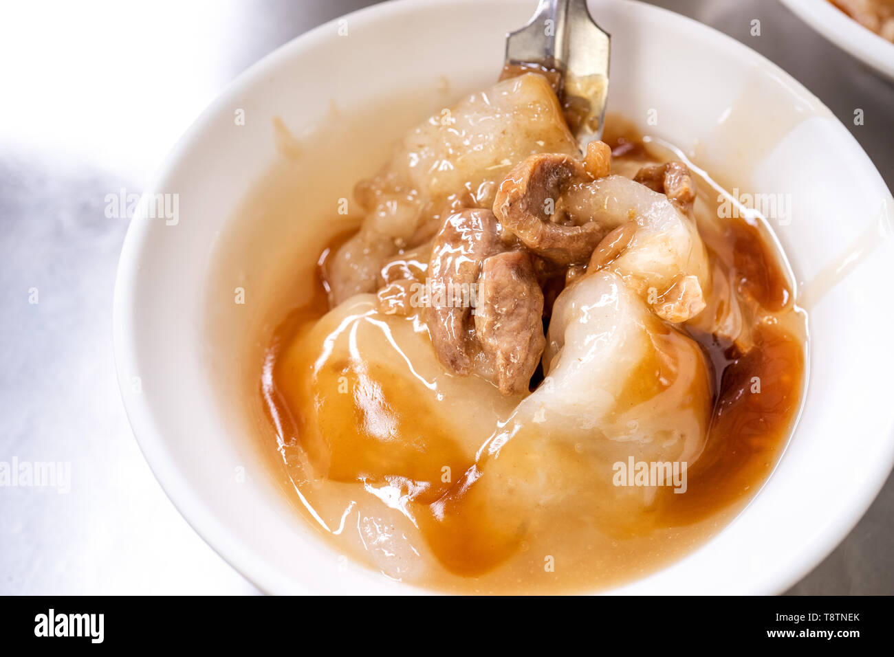 Bawan (Ba Wan), Taiwanese meatball Delikatesse, leckeres Essen, gebratene Stärke gewickelt, runde Knödel mit Schweinebraten, Nahaufnahme, kopieren Raum Stockfoto