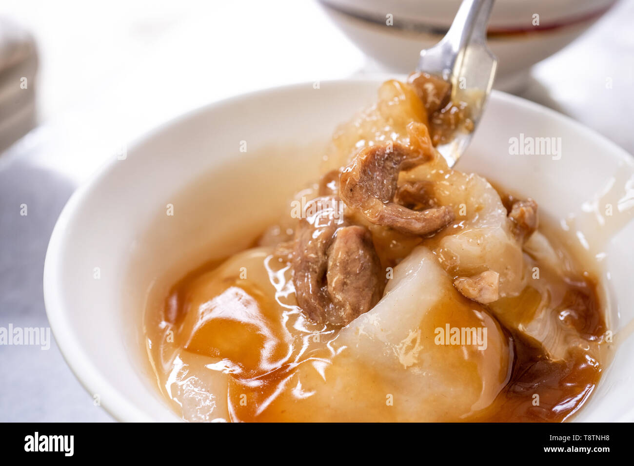 Bawan (Ba Wan), Taiwanese meatball Delikatesse, leckeres Essen, gebratene Stärke gewickelt, runde Knödel mit Schweinebraten, Nahaufnahme, kopieren Raum Stockfoto